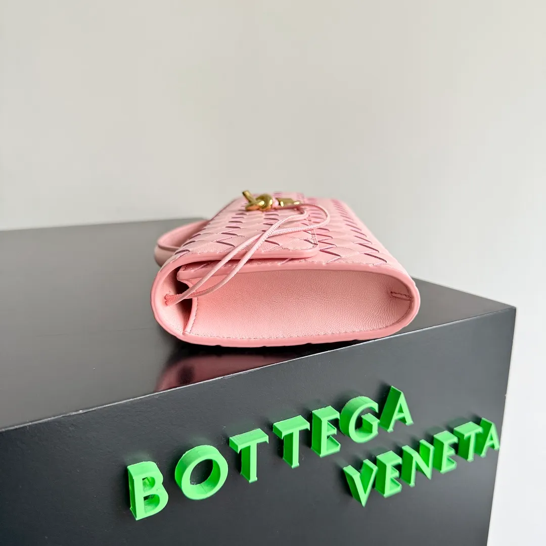 The batch of 1360 BV Andiamo evening handbags has been heavily planted again~ The designer aesthetics in the era of economic downturn are back. I fall in love with it at first sight and can't put it down. It's so beautiful and full of aura. The shape and texture are very competitive. It's light in weight and has sufficient capacity. It's a must-have for fashionistas. It's suitable for many occasions, minimalist, high-end and light luxury. Model No.: 741511 Size: 31*13*3cm